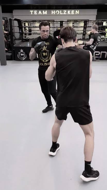 Bokstraining in de nieuwe Team Holzken-gym